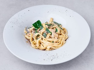 MAKARON KURCZAK W SOSIE ŚMIETANOWO-SEROWYM