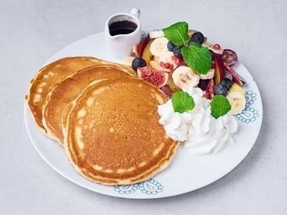 PANCAKES OWOCE Z SYROPEM KLONOWYM