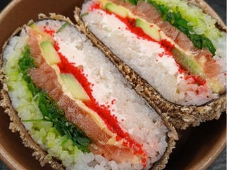 Суші - бургер з лососем та чукою | 399 ₴ звичайна ціна