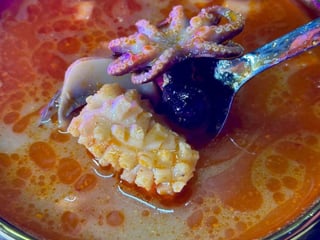 Том ям з бебі восьминіжками та квіткою кальмара