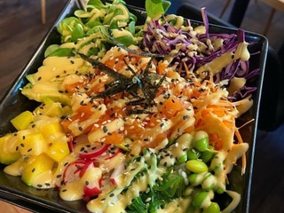 Poke Bowl s lososem