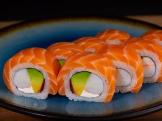 Uramaki z łososiem i krewetką