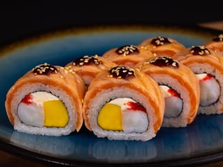 Uramaki z tataki z łososia i krewetką