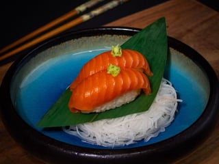 Nigiri z łososiem