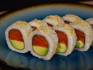 Uramaki z łososiem