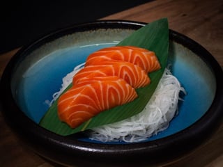 Sashimi z łososiem