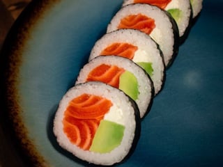 Futomaki z łososiem