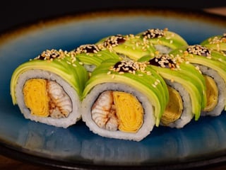 Uramaki z węgorzem i awokado