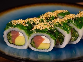 Uramaki z wędzonym łososiem i wakame