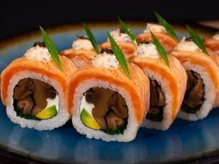 Uramaki z tataki z łososia i sosem truflowym