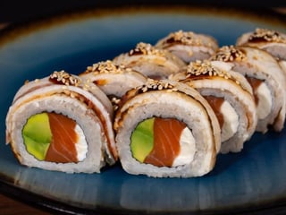 Uramaki z węgorzem i łososiem
