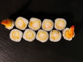 HOSOMAKI Z KREWETKAMI PANKO