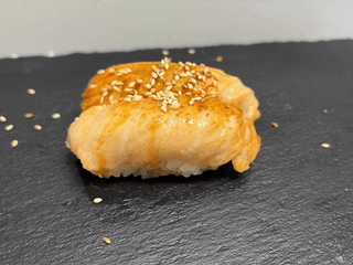 Nigiri z łososiem pieczonym