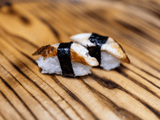 Nigiri z węgorzem pieczonym