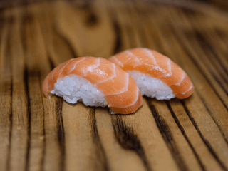 Nigiri z łososiem surowym