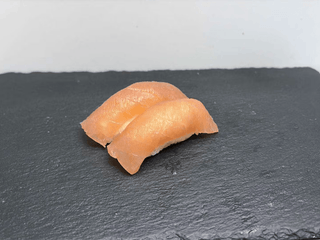 Nigiri z tuńczykiem surowym