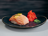 Nigiri łosoś aburi 2 szt.