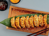 Smażone pierożki gyoza z kaczką 8 szt.