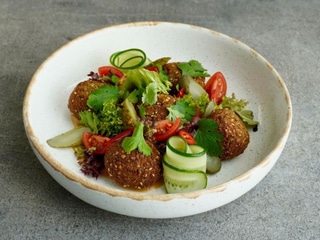 Фалафель з соусом місо-тахіні