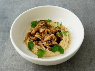 Хумус з глазурованими гливами та печерицями