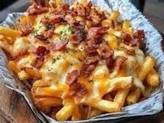 Frytki z chrupiącym boczkiem, serem i sosem 300g