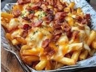 Frytki z chrupiącym boczkiem, serem i sosem 300g