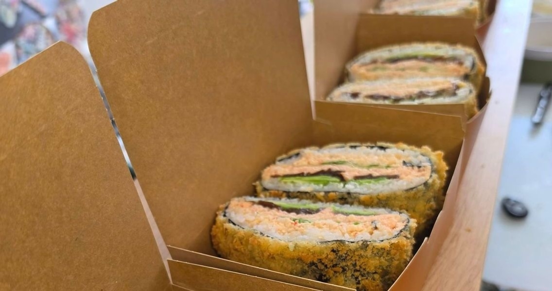 Sushi Burger z łososiem w Taki Sushi Ostrołęka.jpg