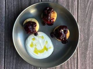 Сирники з родзинками та смородиновим варенням