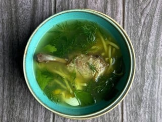 Бульйон з гомілкою