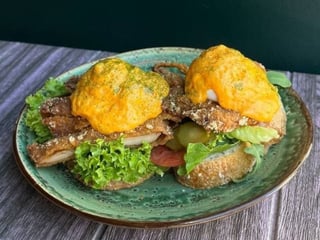 Бенедикт з хрумкою курочкою
