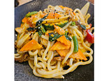Udon s cerveném kari s tofu