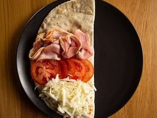 Янтик з м'ясом, сиром, помідором 100г