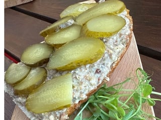 Chleb ze smalcem i ogórkiem