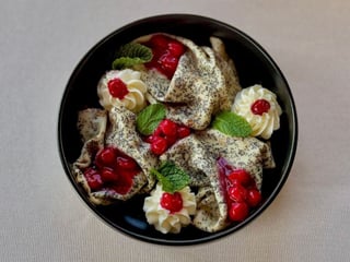 МАКОВІ МЛИНЦІ З КРЕМ ЧІЗОМ ТА ВИШНЯМИ
