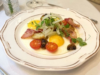 Яйца з беконом, грибами, картоплею та слайсами селери