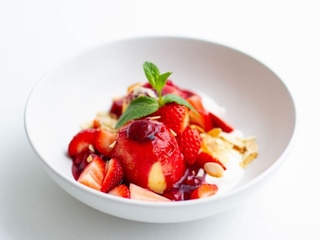 Сирники з вишнею та полуницею