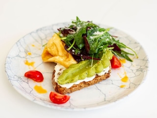 Тост з авокадо та скремблом