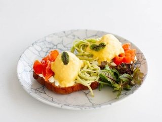 Круасан з лососем та гуакамоле