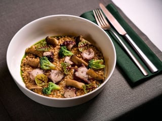 Восьминіг з птітімом та смаженими грибами ерінги