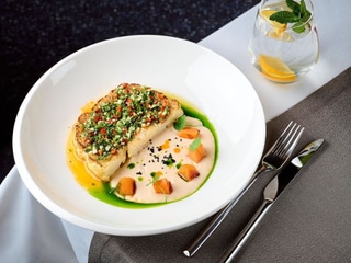 Стейк з цвітної капусти з квасолицею і бататом