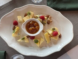 Сирна тарілка власного виробництва