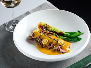 Тунець з гарбузовим пюре та цитрусовим соусом