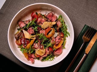 Ростбіф з запеченим перцем і страчателою