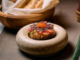 Тартар з лосося, авокадо та полуниці