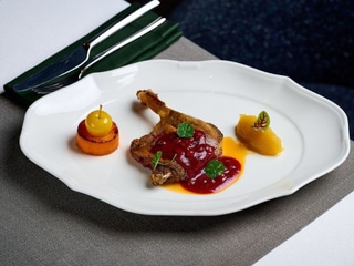 Качина ніжка з бататом і брусничним соусом