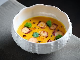 Суп-пюре з гарбуза, імбиру, кокосових вершків та восьминога