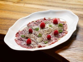 Карпачо з яловичини та свіжою ягодою