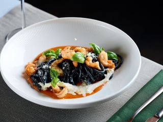 Паста неро з креветками та страчателлою