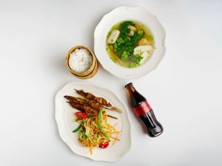 Курячий сатай на грилі з імбиром, чилі та цибулею + Фейк Сом Там