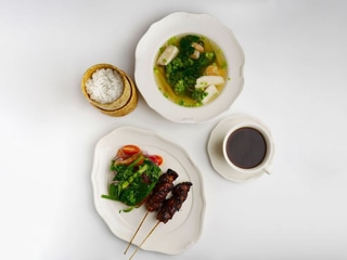 Сатай зі свинини в глясі з чилі та соєвого соусу + Салат з томатів